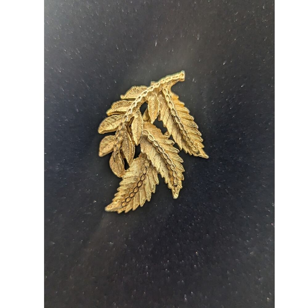 Gold Tone leaf foliage branch pin Brooch used unsigned intricate